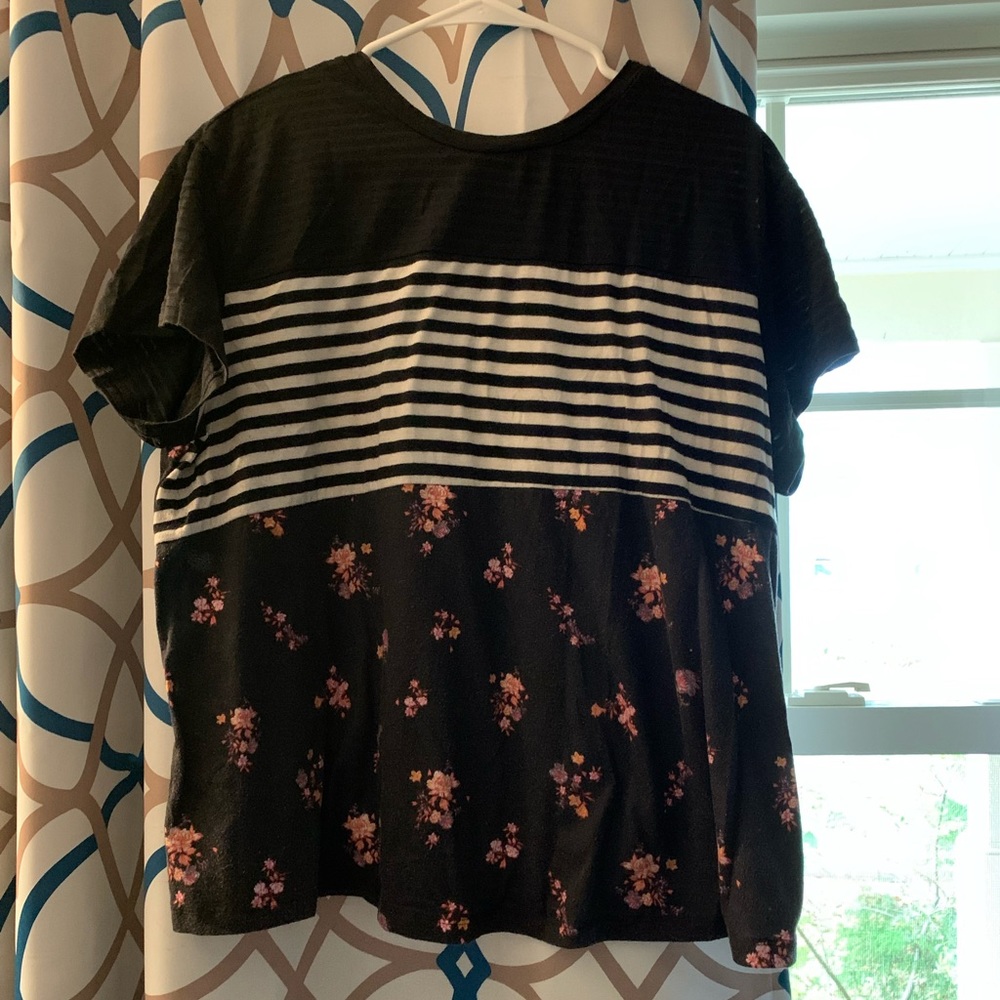 Block color shirt.